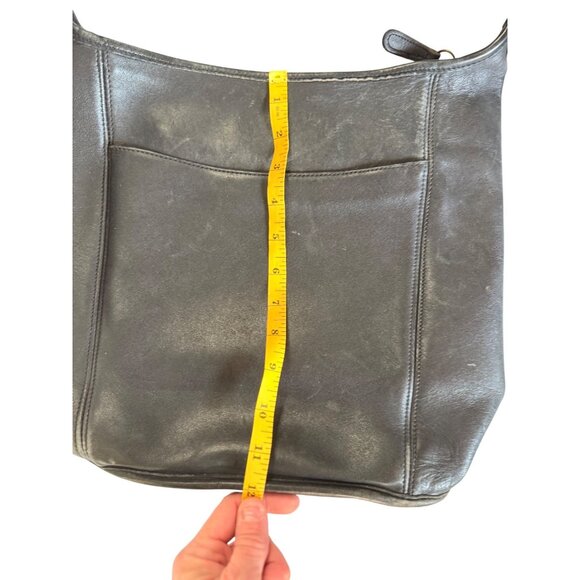 Vintage Coach Black Leather Shoulder Bag Purse With Adjustable Strap & Gold Buck - Picture 3 of 9